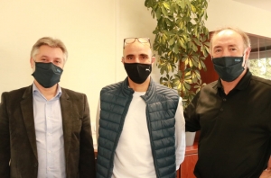 « L’athlète de l’extrême Abder EL BADAOUI fait figure de tête d’affiche naturelle pour cette manifestation rassemblant une quinzaine d’associations sportives et partenaires de l’Office Auxerrois de l’Habitat. L’animation célèbrera les 90 ans de la structure dirigée par Vincent VALLE, président (à droite), et Eric CAMPOY, directeur (à gauche)… ».