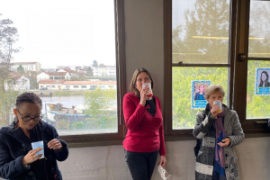 « De nombreux métiers encore trop peu féminisés seront présentés lors du 24ème Carrefour des Carrières au Féminin qui se déroulera ce samedi 22 janvier en présentiel à APPOIGNY. Cela mérite bien de célébrer la bonne nouvelle au comité de pilotage de ce forum présidé par Claire DUCHET au centre ! ».