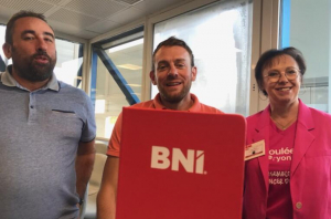 « Le nouveau bureau du BNI Auxerre est déjà à pied d’œuvre pour une nouvelle période de six mois avant de passer la main. Cédric BOLLORE, Damien HURE (le nouveau président) et Sylvie RACOT ont eu le plaisir d’accueillir de nouveaux membres lors de la passation de pouvoir… ».