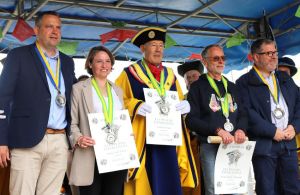 « Plusieurs élus de l’Auxerrois ont été intronisés au sein de la fameuse confrérie des Trois Ceps ; d’autres chez les « Piliers Chablisiens » ! L’édition 2024 de « Fleurs de Vigne » aura mis à l’honneur les vins de Chitry, une appellation qui possède sa clientèle à l’international… ».