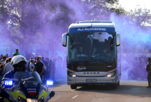Légende Photo : « Allez-y mollo les Lensois, vous êtes déjà en vacances avec votre deuxième place, synonyme de Ligue des Champions. Les Nordistes n’en ont eu cure et ont infligé la défaite de trop pour l’AJ Auxerre, alors que Nantes s’imposait dans le même temps face à Angers : les Auxerrois redescendent en division inférieure. Au grand dam des supporters… ».
