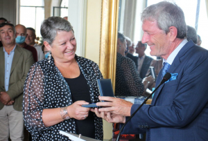 « Plébiscitée longuement par l’auditoire présent à sa cérémonie de départ de la préfecture de l’Yonne, la secrétaire générale Dominique YANI poursuit son chemin au service de l’Etat à Paris au sein de la DEPAFI en qualité de sous-directrice au ministère de l’Intérieur… Elle a été félicitée par le préfet de l’Yonne Pascal JAN ».