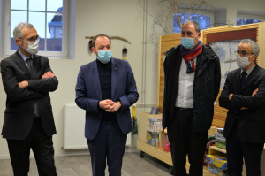 « Favorisant l’accès aux services publics, le dispositif labellisé à Joigny va permettre à chacun d’être accueilli dans un lieu unique pour y effectuer les démarches du quotidien. Grégory DORTE, premier vice-président du Département, Nicolas SORET, président de la CC du Jovinien et maire de Joigny, le préfet Henri PREVOST et le sous-préfet Rachid KACI ont inauguré ce nouvel espace à la CCAS. ».