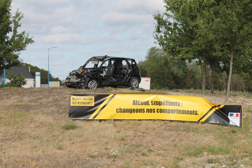 « Etrange vision que celle-ci à hauteur du rond-point de Charmoy sur l’axe routier reliant Auxerre, Migennes et Sens ! La Sécurité routière et la préfecture de l’Yonne ont déployé leurs moyens, plutôt pragmatiques, pour sensibiliser les automobilistes aux dangers et effets de l’alcool et des stupéfiants au volant. Réaliste… ».