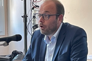 « Préserver les petites lignes ferroviaires de la Bourgogne Franche-Comté est un combat collectif que le vice-président de la Région en charge des finances et de l’économie, Nicolas SORET, mène aux côtés des habitants et usagers de la Nièvre et de l’Yonne. Pour lui, c’est clair : l’Etat doit investir davantage pour assurer la sauvegarde de son patrimoine… ».