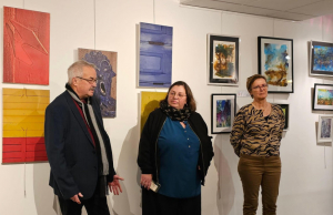« Jean-Luc LIVERNEAUX, maire de Gurgy, (à gauche) peut déjà se frotter les mains après le vernissage : l’association auxerroise des « 4’Arts » et douze de ses artistes ont investi l’Espace culturel pour la première exposition de l’année, visible jusqu’au 25 février. De bon augure pour le reste de la saison ! ».