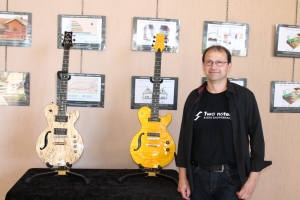 « Félicité par le représentant de la Banque Populaire de Bourgogne Franche-Comté dans l’Yonne, Mickaël BOUTEILLER, directeur-adjoint, l’artisan luthier Yves MION s’est vu décerner une double récompense lors de la soirée de remise de distinctions de l’artisanat. Il a remporté les Trophées du numérique départementaux et régionaux. Un évènement organisé par la Chambre des Métiers et de l’Artisanat de l’Yonne… ».