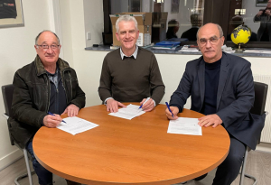 « Un partenariat qui file le parfait amour entre le RCA et GROUPAMA ! Jacques BLANCHOT et David PARIZOT ont reconduit pour trois années supplémentaires la convention qui les unit, afin d’apporter un indéfectible soutien aux projets du club auxerrois qui flirte avec la Fédérale Deux… ».