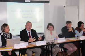 « Le dispositif de remise à l’emploi vers un métier à forts besoins et enjeux est une grande réussite du Centre de gestion de la Fonction publique territoriale de l’Yonne. A  l’aide de seize modules, ces stagiaires vont découvrir toute la palette d’activités de ce rouage clé d’une commune rurale… ».