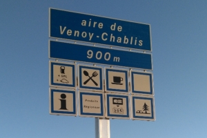 « L’aire de service VENOY Grosse-Pierre, sur l’autoroute A 6, a été débaptisée ce mardi 07 janvier après deux longues années de négociations. Désormais, ce lieu de repos et de restauration autoroutier bénéficiera d’une signalétique favorable à la valorisation du secteur géographique entre Auxerrois et Chablisien… ».