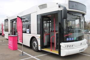 « Le BUSINOVA H2 était l’autre attraction de la matinée « hydrogène » concoctée en gare d’Auxerre lors de la double visite ministérielle vendredi dernier. Cinq de ses exemplaires fabriqués chez SAFRA à Albi ont été acquis par l’Agglo de l’Auxerrois et équiperont le réseau LEO exploité par TRANSDEV dès cet automne… ».