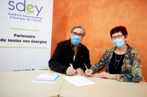 « Une nouvelle commune a signé la convention établie avec le Syndicat départemental d’énergies de l’Yonne : Saint-Georges-sur-Baulche. Son maire, Christiane LEPEIRE, aux côtés du président du SDEY Jean-Noël LOURY va réaliser une belle opération en réduisant de moitié la consommation énergétique de l’éclairage public… ».