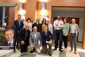 « Tel un coach donnant les consignes et la feuille de route à son équipe, Guillaume LARRIVE s’accorde le temps récréatif de la pose photographique en croyant à sa victoire. Le gain du premier tour, s’il est totalement incertain, s’annonce passionnant au point d’intéresser les journalistes du « Figaro »… ».