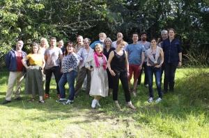 « Regroupant une quarantaine d’artistes et de techniciens du milieu culturel, Le Commun Artistique peaufine sa stratégie durant cet été afin de lancer ses nombreux travaux à l’automne… ».