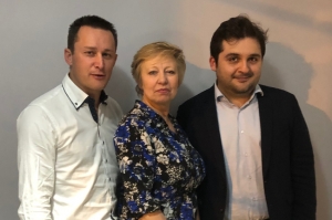 « La liste de l’UDI (« Les Européens ») a été dévoilée ce jeudi 11 avril à Paris par les instances nationales de la formation politique du centre droit. La conseillère départementale de l’Yonne, Catherine DUBOIS-MAUDET, y figure en bonne position, occupant la 18ème place. Soucieuse de défendre les intérêts de la territorialité et de nos villages, elle présentera dès lundi, lors d’une conférence de presse aux côtés de la sénatrice et présidente de l’UDI Dominique VERIEN, du secrétaire départemental de la fédération, Sébastien DOLOZILEK (à gauche) et du président des jeunes UDI, Kevin LEGENDRE-BONIFACE (à droite), les arguments phares de la campagne européenne… ».