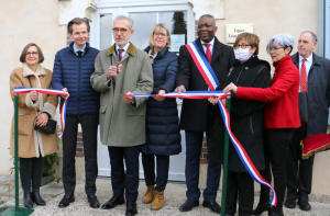 « A l’heure du couper de ruban, avec de gauche à droite : Marilyne SAINT-ANTONIN, adjointe au maire d’Auxerre ; Guillaume LARRIVÉ député ; le préfet de l’Yonne Henri PREVOST ; Marie-Agnès EVRARD, sénatrice ; Magloire SIOPATHIS, conseiller départemental et maire d’Appoigny ; Dominique VERIEN, sénatrice ; Arminda GUIBLAIN, conseillère départementale et maire de Monéteau ; l’Inspecteur d’Académie, Vincent AUBERT… ».
