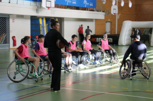 « Environ 250 collégiens dont une vingtaine de jeunes issus des établissements et services médico-sociaux du Tonnerrois ont participé à cette journée paralympique concoctée par le Conseil départemental de l’Yonne et ses partenaires. Une animation où la découverte et le respect de l’autre étaient une priorité. A méditer pour les adultes qui ne respectent rien ! ».