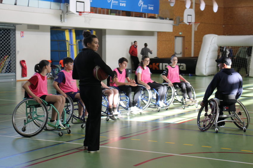 Un remake de « Vie ma vie » en mode adolescent : 250 collégiens du Tonnerrois participent à la Journée paralympique