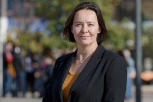 « L’ancienne tête de liste de Dijon Ecologique et Solidaire Stéphanie MODDE s’engage dans un nouveau combat pour les prochaines échéances régionales dont elle sera la cheffe de file chez EELV : féminiser davantage notre territoire. En écoutant plus les femmes qui veulent bousculer les idées reçues ! ».