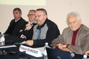 « Même s’il affirme avoir achevé sa mission, l’homme d’affaires François SCHNEIDER (à droite) à la tête de sa fondation éponyme, frappe un grand coup dans l’Yonne en proposant une cure de jouvence au domaine de l’Abbaye de Pontigny, via un projet polymorphe et prometteur… ». 