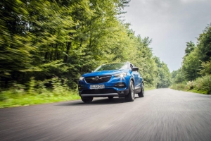 « Le constructeur allemand propose un nouvel SUV à la sportivité affirmée et à l’élégance caractéristique pour conquérir de nouvelles parts de marché. GRANDLAND X devrait connaître des bonus en matière de motorisation et au niveau de la boîte de vitesses d’ici quelques mois… ».