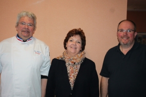 « L’artisan fromager de l’Yonne Pascal LEROUX (à droite aux côtés du MOF Eric LEFEBVRE) présent d’ordinaire sur les étals des marchés d’Auxerre, de Joigny, de Migennes, de Sens et de Villeneuve-sur-Yonne a décidé d’accroître sa visibilité sur les réseaux sociaux pour faire connaître ses produits. La création d’une page Facebook répond à cet objectif… ».