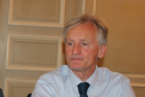 « Parmi les attributions imputables au futur chargé de mission commerce qui sera embauché d’ici la rentrée : l’analyse structurelle et statistique des mouvements commerciaux observés sur l’agglomération auxerroise. Le président et maire d’Auxerre, Guy FEREZ, a officiellement entériné l’appel à candidatures. Ouvrant la voie au recrutement d’un véritable professionnel du commerce. Celui-ci instruira les dossiers de demande d’aides issues du nouveau dispositif de valorisation et travaillera en symbiose avec les associations commerçantes et la Chambre de Commerce et d’Industrie… ».