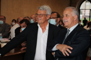 « La salle des pas perdus de l’hôtel de la préfecture s’est vite remplie des personnalités politiques et des observateurs officiels lors de ce premier round des élections départementales/régionales. André VILLIERS et Patrick GENDRAUD y vérifient les résultats alors qu’Isabelle POIFOL-FERREIRA scrute le grand écran et que tout semble aller pour le mieux pour Christophe SYDA et Mathieu DEBAIN… ».