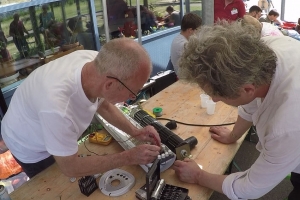 « Accueillis généreusement par de nombreux sites agréables, les bricoleurs du REPAIR CAFE d’Auxerre se définissent comme étant des acteurs pragmatiques de l’économie circulaire, qui souhaitent redonner vie à des objets pouvant être encore en état de fonctionnement. Ces ateliers facilitent aussi le partage des connaissances et expertises sur fond de convivialité… ».