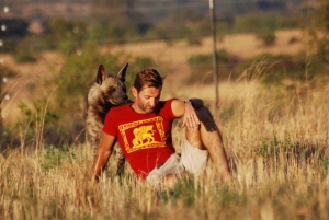 « En couchant sur le papier les faits et gestes qui le répugnent dans cette lutte inégale qui oppose l’homme à l’animal, Thomas DA ROVARE, co-dirigeant d’une entreprise de communication à Sens, a souhaité frapper un grand coup auprès de l’opinion publique avec cet ouvrage à lire sans modération. Il a apporté son amical soutien au comportementaliste animalier d’Afrique du Sud Kevin RICHARDSON dans sa noble cause pour préserver et sauver les lions soumis à un abattage en règle par le biais de la chasse en boîte… ».