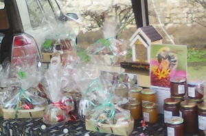 « Sur le thème de Noël, le dernier marché dominical de l’année a tenu toutes ses promesses sur la place de l’Eglise de Gy-l’Evêque malgré la pluie et le vent… ».