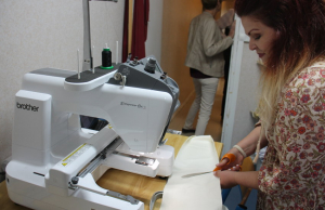 « Plus rien à voir avec l’antique « JUKI », obsolète et à remiser au fond d’un placard ! Place à l’ultra moderne « Brother » et son logiciel numérique qui permettent de professionnaliser l’offre broderie de la structure AMIDON 89 qui avec un petit peu d’aide de ses amis (et partenaires) a pu financer cette heureuse acquisition… ».