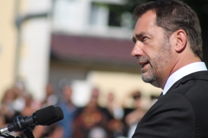 « Le ministre de l’Intérieur Christophe CASTANER a profité de son déplacement dans l’Yonne à Sens, lors de la cérémonie des nouvelles promotions de l’Ecole nationale de la police, pour y faire des annonces importantes sur le devenir de la filière. Entre autres : le lancement d’un livre blanc de la sécurité intérieure, assorti d’un grand débat sur ce thème… ».