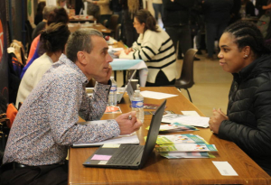 « Les forums de l’insertion et de l’emploi se multiplient partout en France pour inciter les citoyens à aller vers la vie active grâce à l’Etat et à Pôle Emploi. Paradoxe : alors que les entreprises peinent à recruter dans bon nombre de domaines, les Français sont ceux – hormis les indépendants - qui travaillent le moins en temps complet en Europe selon des études officielles. Les jeunes et les seniors rêvent d’autre chose et de davantage de reconnaissance et de disponibilité. Une équation de plus en plus difficile à résoudre… ».