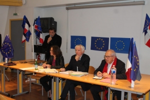 « Les représentants départementaux du MODEM et de LAREM (les deux partis feront liste commune pour les prochaines échéances électorales européennes) préconisent des rencontres participatives, ouvertes à leurs militants et au grand public, pour mieux appréhender les enjeux fondamentaux de ce scrutin. Avec en toile de fond : ce besoin d’Europe qui nous est nécessaire afin de mutualiser les solutions à bon nombre de problématiques… Trois conférenciers (Elodie RISENTHAL, Marcel GRIGNARD et Jean KASPAR, l’ancien leader syndicaliste,) ont pu apporter leurs points de vue lors de cette première rencontre…».