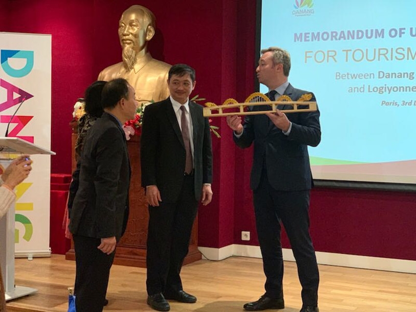 « Echanges cordiaux entre le secrétaire d’Etat aux Affaires étrangères et en charge de l’Europe, Jean-Baptiste LEMOYNE et le vice chairman de la province vietnamienne de DA NANG à Paris. C’est à l’ambassade du Vietnam que se sont signés les accords de partenariat entre cette province et le territoire du Sénonais profitables au développement économique, touristique, culturel et gastronomique. Ces conventions ont été initialisées par le dirigeant de LOGI YONNE, Didier MERCEY, qui vient de créer une nouvelle structure, LOGI VIETFRANCE, dans ce pays du sud-est asiatique… ».