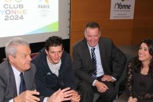 « Une équipe de choc pour porter les atouts de l’Yonne à l’international et vers les milieux sportifs des disciplines olympiques : Patrick GENDRAUD, président du Conseil départemental, Cyrille CARRE, ancien champion du monde de canoë-kayak, Patrice HENNEQUIN, président du Comité départemental olympique et sportif et Isabelle JOAQUINA, élue du Département en charge du tourisme relèvent ce défi d’intégrer une bonne dose d’olympisme au cœur de l’environnement Icaunais avant, pendant et après les Jeux d’été de Paris 2024… ».