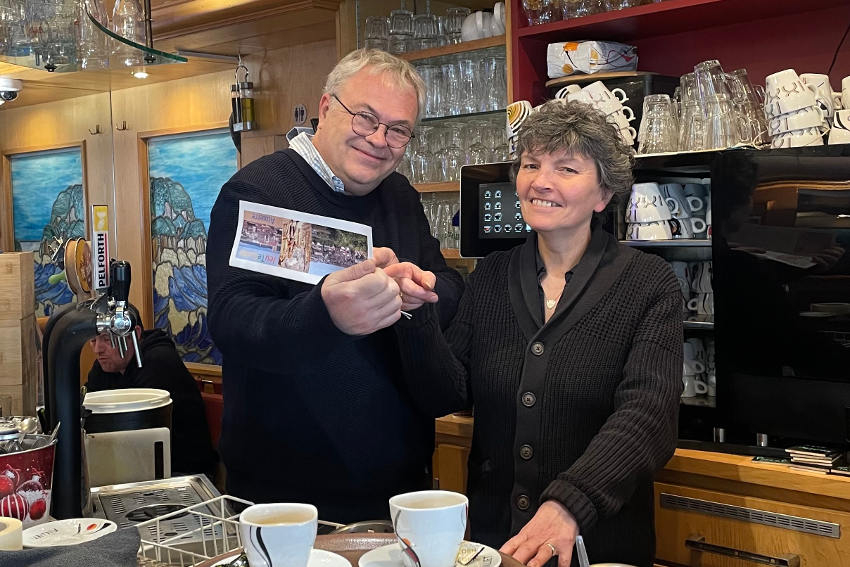 « Passionné d’histoire et de patrimoine, conférencier à ses heures, l’Auxerrois Laurent DEVELLE a imaginé un jeu découverte dans le cœur de la capitale de l’Yonne à partir de cartes anciennes ! Une approche originale à vivre en famille et entre amis ce 21 avril à laquelle s’associe la fameuse vitrine de la place des Cordeliers, « Le Biarritz », gérée par le président de l’UMIH, Eric MOUTARD… ».