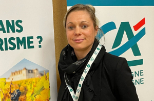 « Créée il y a dix-huit mois, la filière tourisme du Crédit Agricole Champagne-Bourgogne se donne pour objectif d’accompagner les professionnels de ce secteur d’activité dans leur phase de développement et de recrutement, comme le précise Floriane MEUNIER. L’Yonne est depuis 2024 le premier des quatre départements de la caisse régionale à proposer un job dating spécifique aux métiers de la filière tourisme. En partenariat avec l’Office de Puisaye-Forterre… ».