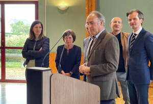 « Portée par l’Office Auxerrois de l’Habitat (OAH), l’édification de la résidence Val-de-Baulche à CHEVANNES s’inscrit dans le nouveau programme national de renouvellement urbain. Vincent VALLE en a présenté tous les contours lors de la pose de la première pierre… ».