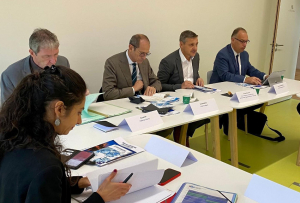« Première visite dans l’Yonne pour le nouveau préfet de Région, Franck ROBINE qui a succédé il y a trois semaines à Fabien SUDRY. A Auxerre, le haut représentant de l’Etat a visité en compagnie de Crescent MARAULT la station hydrogène et le quartier de Sainte-Geneviève. Un soutien de l’Etat, indispensable pour accompagner la transformation ambitieuse de l’Auxerrois a précisé le président-maire… ».