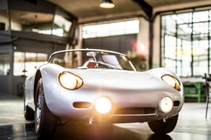 « C’est la période anniversaire pour l’une des automobiles mythiques de la firme allemande PORSCHE : le 718 RS 60 SPYDER a commémoré ses soixante ans d’existence. Il permit au constructeur de briller de mille feux dans les courses d’endurance et de côte au début des années 60… ».