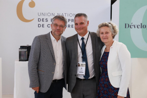 « Le président national de l’UNEC, Christophe DORE (à gauche), sera à la rencontre des coiffeurs auxerrois ce lundi 18 septembre à l’occasion de l’inauguration du nouvel espace de l’UNEC Yonne rue de Jemmapes. Une réunion suivra afin de faire le point sur l’actualité économique d’un secteur qui pèse plus de 6 milliards d’euros en France… ».