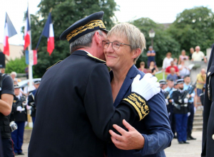 « Elue de Coulanges-la-Vineuse, Odile MALTOFF a été élevée au grade de Chevalier dans l’Ordre national du mérite lors de la cérémonie de la Fête nationale à Auxerre. Le préfet de l’Yonne Pascal JAN a également passé en revue les troupes des quatre grandes forces armées avant le défilé apprécié de la population… ».