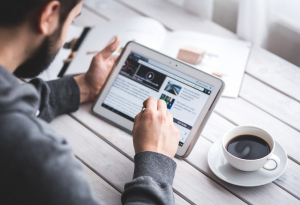 « Les usages à répétition des écrans poussent leurs utilisateurs vers des comportements proches de l’addiction, à la limite du raisonnable. Selon une enquête, 97 % de nos compatriotes reconnaissent passer trop de temps devant les écrans qu’il s’agisse d’ordinateur, smartphone, tablette ou téléviseur. Un monde virtuel fait d’incivilité et d’individualisme qui déshumanise petit à petit notre société… ».