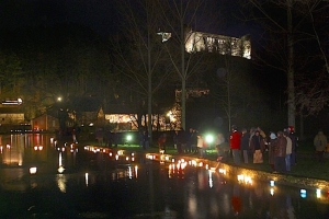 « Le lac de Druyes-les-Belles Fontaines sera le théâtre, comme le veut la tradition de Noël, de l’allumage de centaines de bougies qui flotteront au gré du vent et du courant à la surface de l’eau. Un concert de musiques liturgiques et une célébration œcuménique compléteront le programme concocté par l’association des « Lumières de Druyes » ce 24 décembre après-midi...».