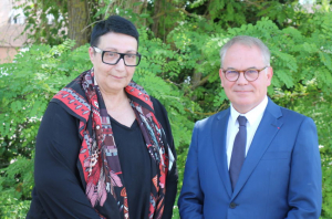 « Engagé dans la course aux législatives sur la troisième circonscription de l’Yonne (Sens-Joigny), le Républicain Gilles PIRMAN fait équipe avec Marianne PICOUET pour tenter de remporter les suffrages qui le mèneraient à la députation. Un engagement qui est orienté uniquement vers l’obtention de résultats… ».