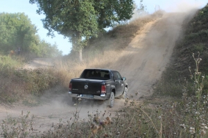 « Les essais du groupe JEANNIN Automobiles constituent l’un des temps forts de la saison pour le concessionnaire régional. Plus de mille six cents personnes ont eu l’opportunité de pouvoir tester en l’espace d’un après-midi et une soirée les nouveautés 4X4 et SUV de constructeurs spécialisés. Sur un terrain de choix avec bosses et dénivelés ! ».