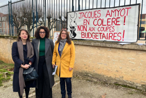 « Un trio d’élus au féminin qui ne s’en laisse pas compter sur les sujets scolaires et pédagogiques ! Céline BAHR, Emmanuelle MIREDIN et Isabelle JOAQUINA sont venues soutenir vendredi matin les parents d’élèves et les enseignants du lycée Jacques Amyot d’Auxerre qui ont décliné une opération « lycée mort »… 