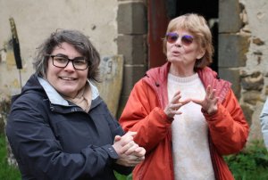 « Elle est satisfaite, la vice-présidente de la Région Bourgogne Franche-Comté, de son immersion découverte en terre de Puisaye ! En charge, entre autres, de la Vie associative, de la Citoyenneté et de la Démocratie participative, Sarah PERSIL (à droite) n’est pas venue au Centre Permanent d’Initiatives pour l’Environnement (CPIE) de Saint-Sauveur-en-Puisaye les mains vides… ».